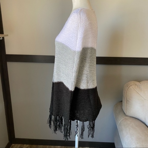 MAXSPORT knit fringed poncho size small/medium - Picture 4 of 12